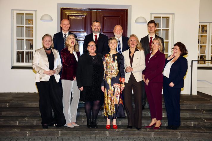 Fyrsta ráðuneyti Kristrúnar Frostadóttur. Það var engin lognmolla á Bessastöðum þegar, hefð samkvæmt, voru teknar myndir nýrri ríkisstjórn á tröppum Bessastaða. Herramennirnir í öftustu röð voru í minna brasi en aðrir ráðherrar með hárið í rokinu.