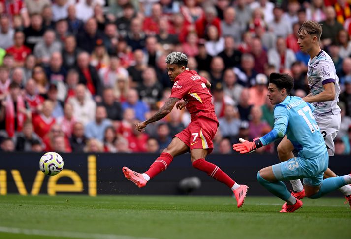 Luis Díaz kemur Liverpool yfir gegn Bournemouth.