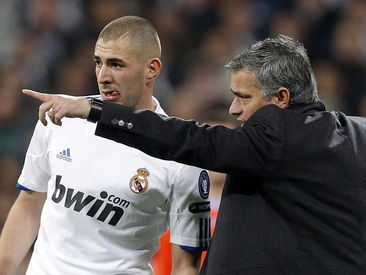 Karim Benzema fær hér góð skilaboð frá Jose Mourinho.