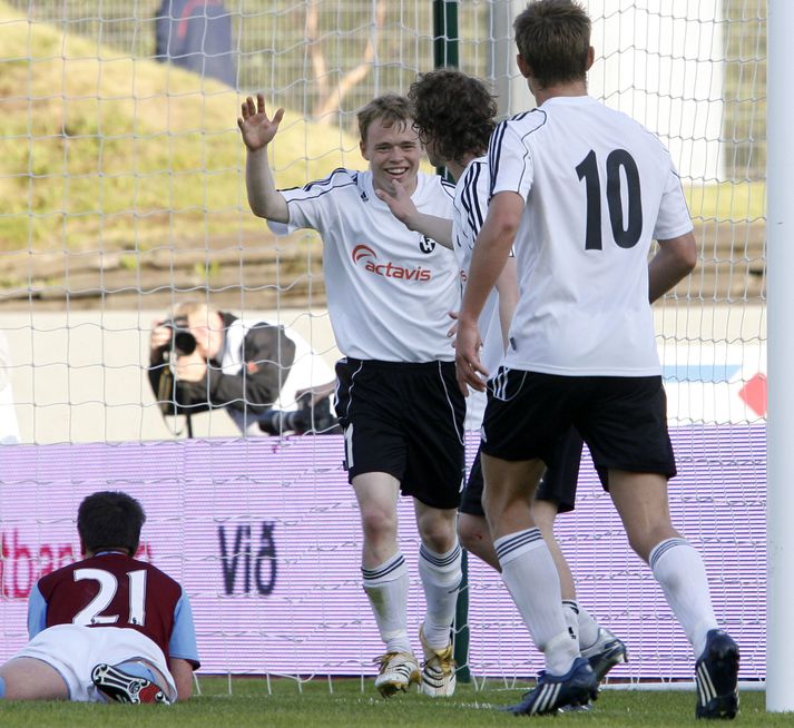 Atli Guðnason og Matthías Guðmundsson fagna marki þess síðarnefnda gegn Aston Villa í kvöld.