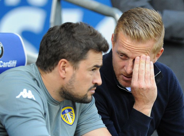 Garry Monk, knattspyrnustjóri Leeds, ræðir fyrir aðstoðarmann sinn.