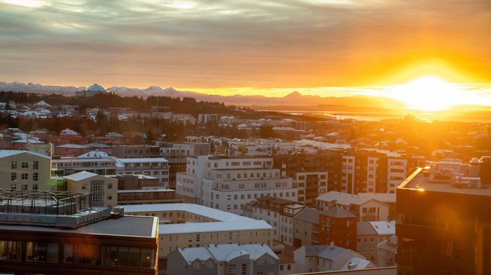 Það er ekki úr lausu lofti gripið að stundum hringi fólk sig inn veikt á mánudögum því gleðin um helgina var einfaldlega svo mikil. Þannig sýna erlendar rannsóknir að samhengi er á tilkynningum veikinda á mánudögum og stórviðburða í íþróttum. Stjórnendur ættu þó að fara varlega í að telja gleðskap einu líklegu skýringuna þegar mánudagstilkynningarnar eru algengar.