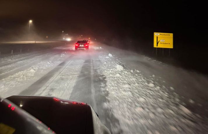 Frá Reykjanesbrautinni í morgun. Því er beint til vegfarenda á mjög smáum bílum að vera sem minnst á ferðinni á meðan veður gengur yfir.