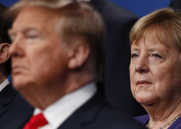 Trump og Merkel á leiðtogafundi NATO í desember. Þýska ríkisstjórnin greip til aðgerða til að tryggja að óvenjuleg símtöl Trump og Merkel spyrðust út.