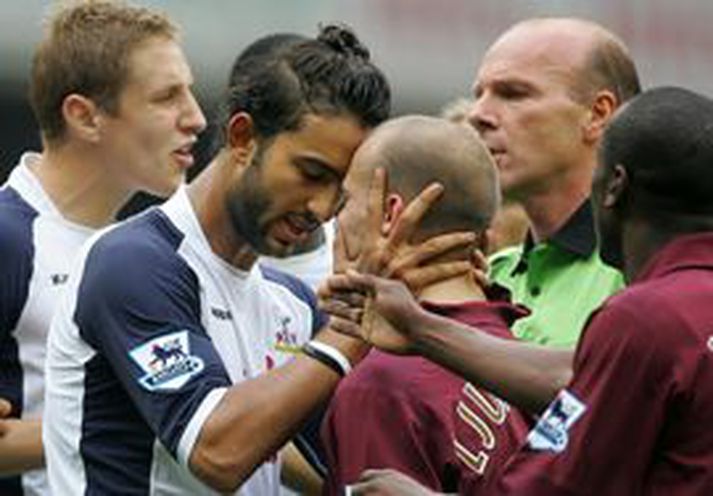 Framherjinn Mido tekur hér hraustlega á Freddy Ljungberg í fyrri leik liðanna á White Hart Lane í vetur, en fastlega má búast við enn meiri hita í leiknum á morgun