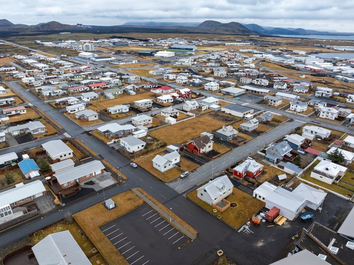 Frá því að bærinn var rýmdur í lok árs 2023 hefur starfsemi skrifstofu Grindavíkurbæjar ekki verið í sjálfum bænum.