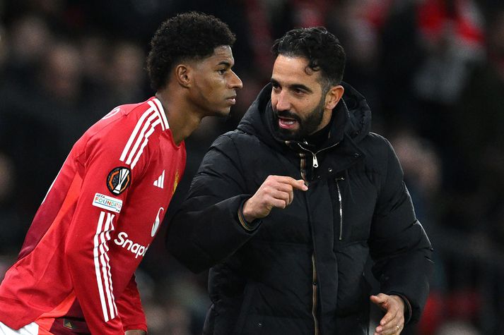 Ruben Amorim ræðir Marcus Rashford áður en hann kom inn á völlinn í leik með Manchester United í lok nóvember síðastliðinn.