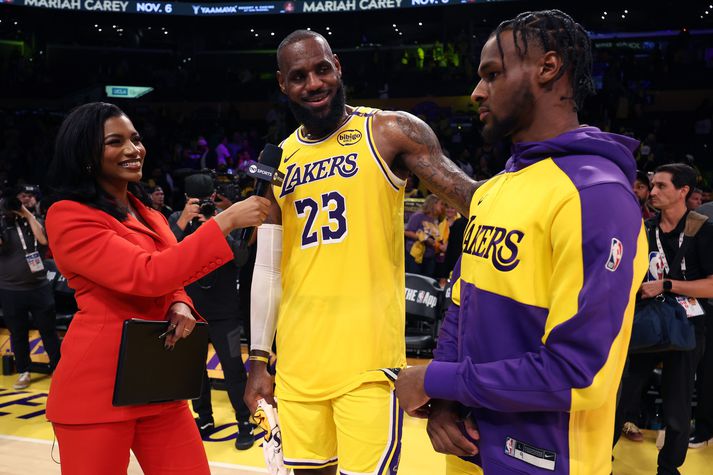 LeBron James og sonur hans Bronny James sjást hér í sjónvarpsviðtali eftir sögulegan leik þeirra með Los Angeles Lakers.