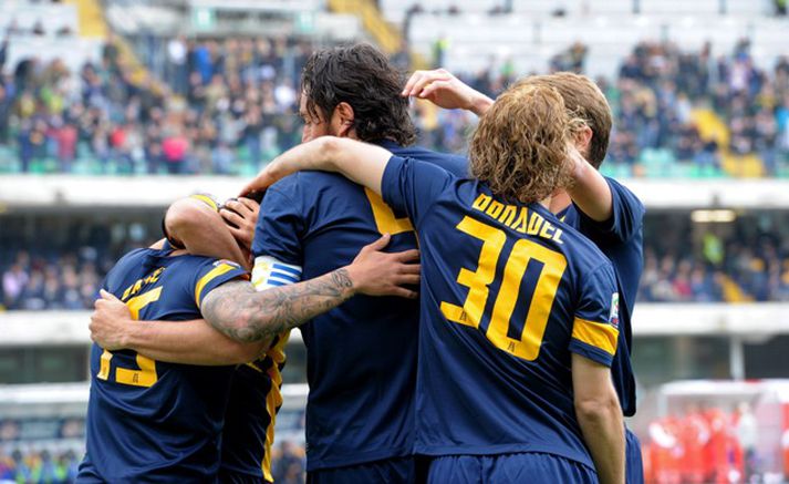 Leikmenn Verona fagna marki Luca Toni.