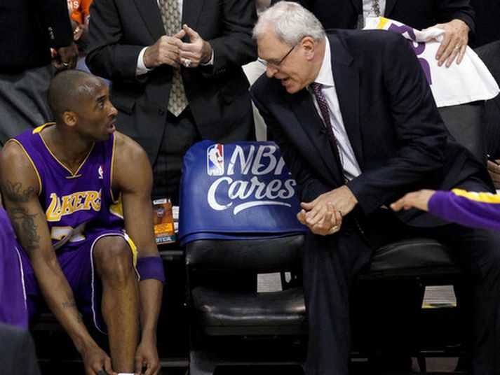 Phil Jackson ræðir við Kobe Bryant.