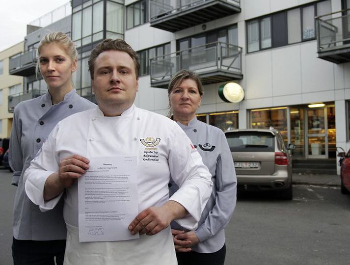 Bakarameistarinn í Bernhöftsbakaríi með bréfið þar sem húseigandinn minnir á að leigusamningurinn renni út um áramót. Hann segir starfsstúlkurnar vera kvíðnar fyrir framhaldinu. Fréttablaðið/GVA