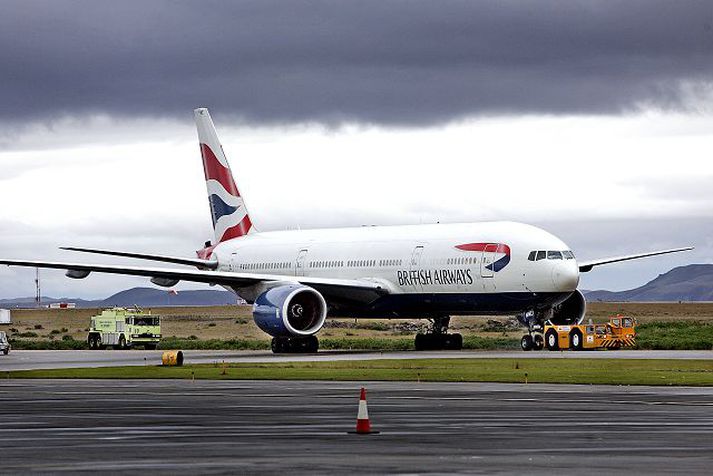 Flugvélin bíður í Keflavík Flugstjóri vélarinnar tók ákvörðun um að farþegarnir þyrftu að bíða í vélinni á meðan farið var yfir hana. 