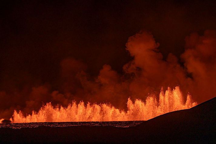 Litlar breytingar hafa orðið á eldgosinu í nótt. Þó er virknin farin að dragast saman á nokkra afmarkaða staði.