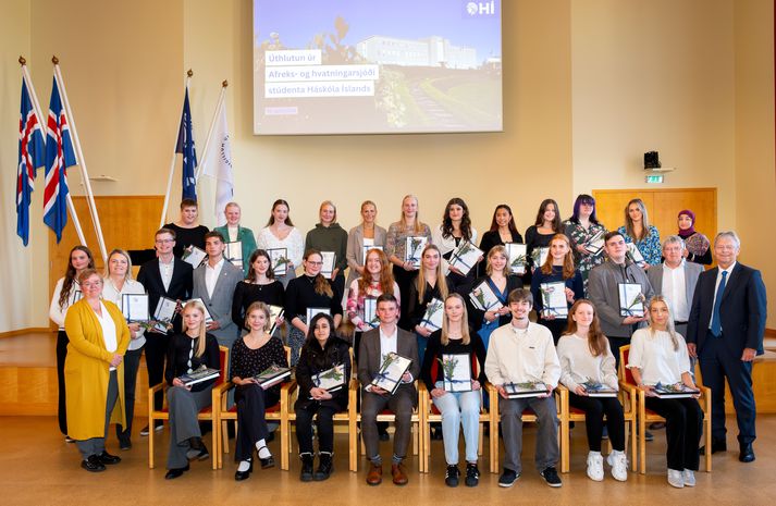 Styrkþegarnir við úthlutun styrkjanna í Aðalbyggingu Háskólans í dag.