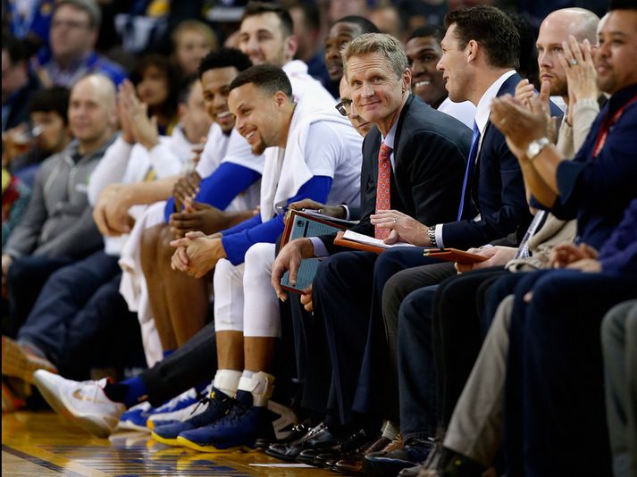 Steve Kerr með Stephen Curry á bekknum.