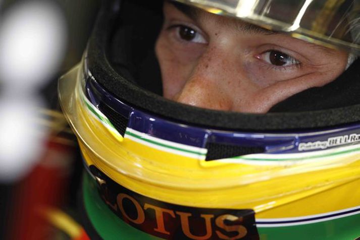 Bruno Senna er með gullitaðan hjálm, rétt eins og frændi hans Ayrton var með á sínum tíma.