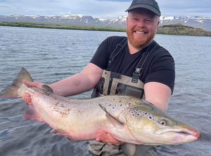 Aðalsteinn með 104 sm laxinn sem hann veidii í morgun í Laxá í Aðaldal