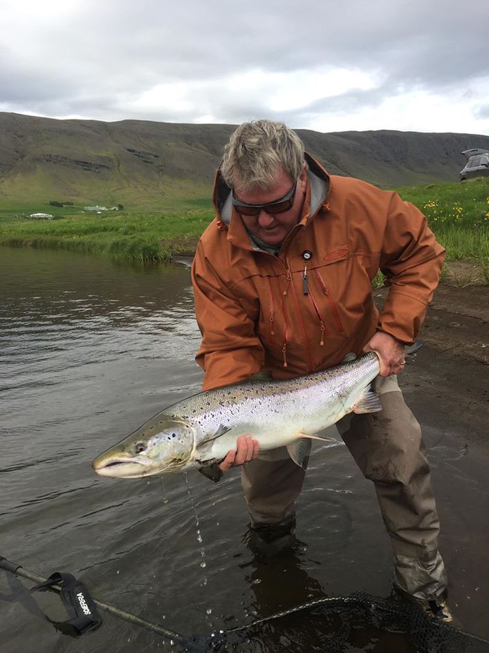 Guðjón með 102 laxinn sem hann veiddi í Laxá í Kjós í gær