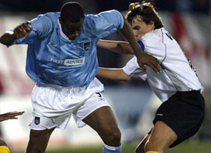 Hér er Arnar að kljást við Paulo Wanchope leikmann Man City í Evrópuleik með Lokeren haustið 2003.