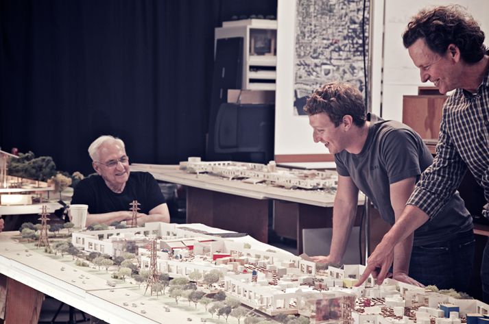 Stjörnuarkitektinn Frank Gehry sýnir Mark Zuckerberg módelið af höfuðstöðvunum.