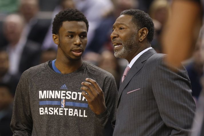 Andrew Wiggins, framtíðarstjarna Timberwolves, ræðir hér við Mitchell.