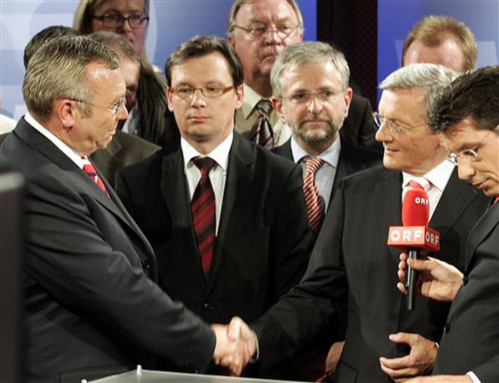 Wolfgang Schüssel, til hægri, óskar Alfred Gusenbauer til hamingu með sigurinn í kosningunum.