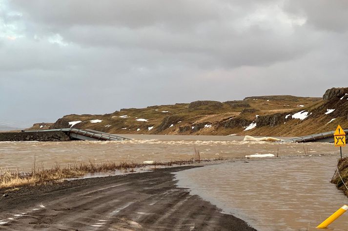 Brúin yfir Ferjukotssíki er fallin á innan við tveimur árum frá byggingu.