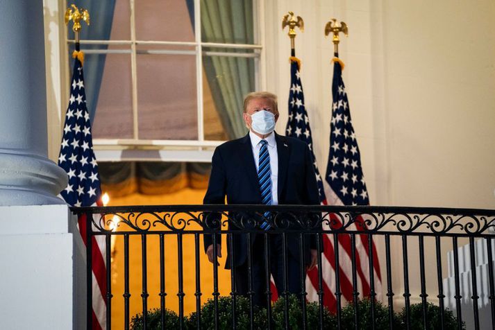 Donald Trump, Bandaríkjaforseti, sést hér fyrr í vikunni á svölum Hvíta hússins eftir að hann útskrifaðist af spítala.