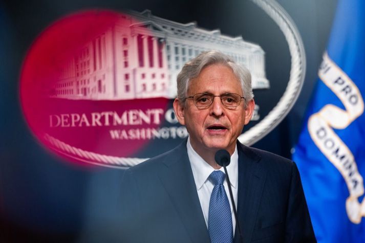 Dómsmálaráðherrann Merrick Garland og Christopher Wray, forstjóri Alríkislögreglunnar, tjáðu sig um málið í gær.