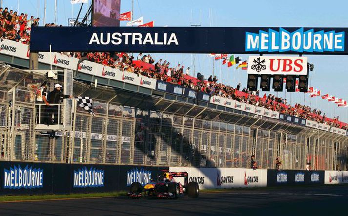 Fyrsta Formúlu 1 mótið á næsta ári verður í Melbourne í Ástralíu. Sebastian Vettel vann mótið í Melbourne á Red Bull á þessu keppnistímabili og kemur hér fyrstur í endamark í mótinu.