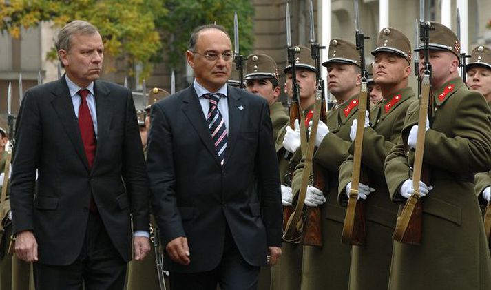 De Hoop Scheffer í Búdapest Jaap de Hoop Scheffer, framkvæmdastjóri NATO, og ungverski varnarmálaráðherrann, Imre Szekeres ,skoða heiðursvörð í Búdapest í gær.