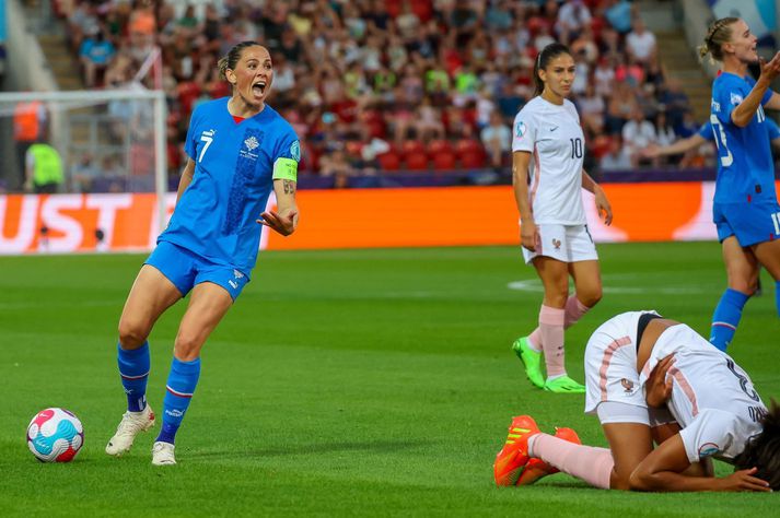 Sara Björk Gunnarsdóttir er leikjahæst í sögu íslenska kvennalandsliðsins með 145 leiki. Hún lagði landsliðsskóna á hilluna í byrjun síðasta árs.