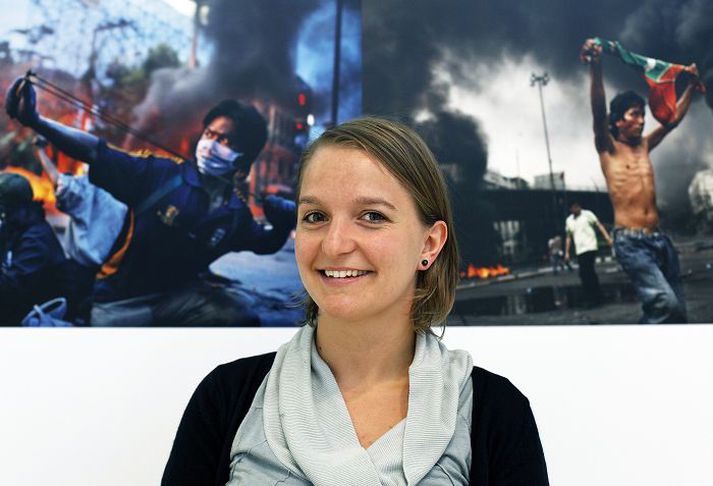 Femke van der Welk, fulltrúi World Press Photo segir ljósmyndina aldrei hafa verið jafn útbreidda og nú. Á hinn bóginn sé orðið erfiðara fyrir ljósmyndara að fá styrki fyrir verkefni sem taki lengri tíma; allt þurfi að gerast hratt og strax. 
Fréttablaðið/Stefán