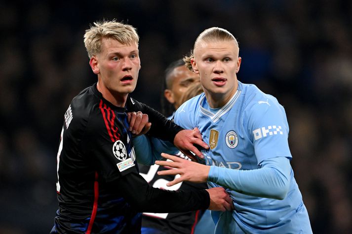 Orri Steinn Óskarsson í leik með FCK gegn Manchester City í riðlakeppni Meistaradeildar Evrópu í mars á þessu ári. Hér er hann að kljást við Erling Braut Haaland, en þeir gætu orðið liðsfélagar á næstunni.