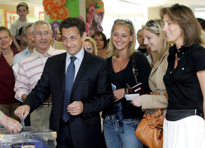 Nicolas Sarkozy greiddi atkvæði í Neuilly sur Seine, rétt utan Parísar.