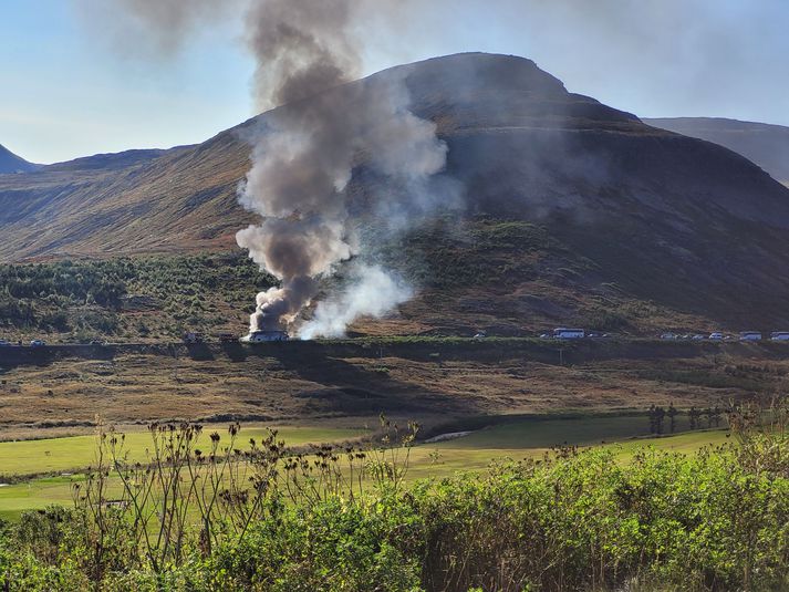 Slökkvilið vinnur að því að slökkva eldinn.