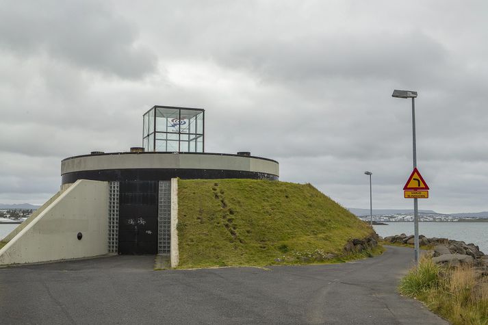 Dælustöðin við Skeljanes er skammt frá ylströndinni í Nauthólsvík