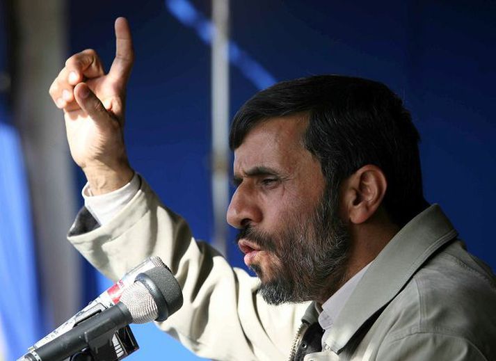 Mahmoud Ahmadinejad, forseti Írans Íranar og Japanar eru sagðir vera að ná samkomulagi um byggingu olíuvinnslustöðvar í íran.