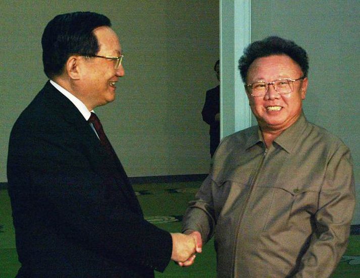 Félagar funda Leiðtogi Norður-Kóreu, Kim Jong-il, t.h., hitti kínverska embættismanninn Tang Jiaxuan í Pjongjang á fimmtudag. Myndin er tekin á fundi þeirra í fyrra.