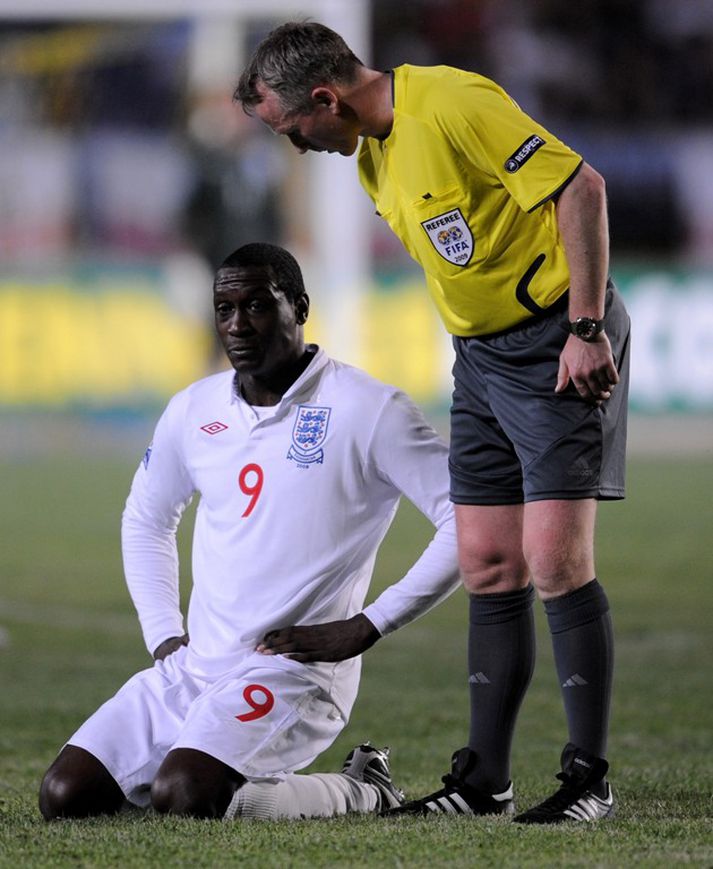 Kristinn stumrar hér yfir Emile Heskey.