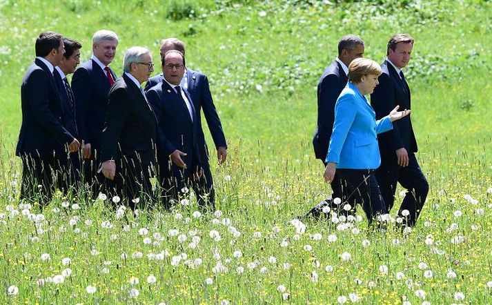 Leiðtogarnir níu brugðu sér út til að láta mynda sig. Cameron, Merkel og Obama fremst, en hinir skammt á eftir.