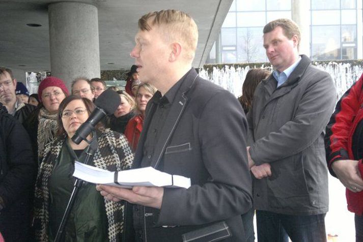 Jón Gnarr borgarstjóri tekur við undirskriftum þar sem tillögunum er mótmælt.