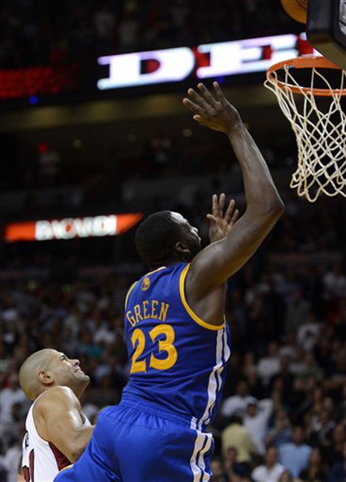 Draymond Green tryggði Golden State Warriors óvæntan 97-95 sigur gegn meistaraliði Miami Heat á útivelli í nótt í NBA deildinni í körfubolta.