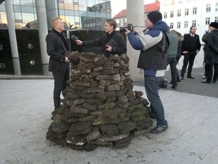 Jón Gnarr borgarstjóri tjáir sig um málefni grunnskólanna við Ráðhús Reykjavíkur í dag. Mynd/ VIlhelm.