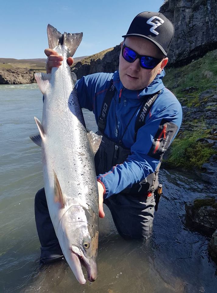 Reynir M. Sigmundsson með flottan lax úr Blöndu í gær.