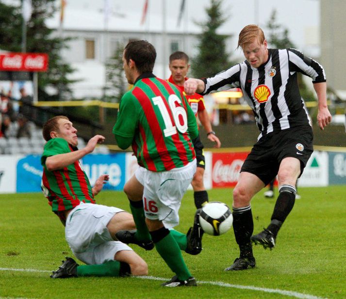 KR spilaði gegn Glentoran árið 2010 og hafði betur. Baldur Sigurðsson sækir hér að marki Glentoran á sínum tíma.