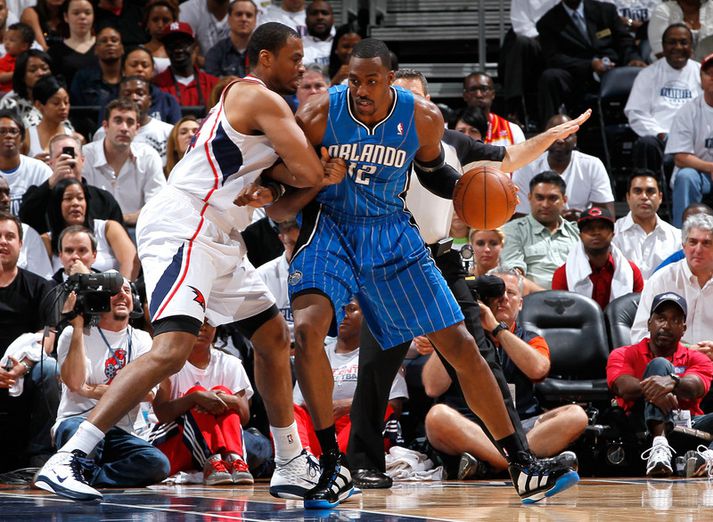 Jason Collins í baráttunni við Dwight Howard.