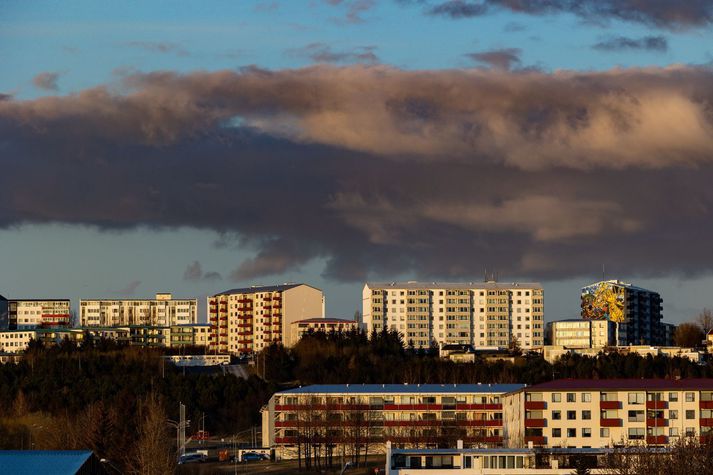 Móðirin fannst látin í íbúð í fjölbýlishúsi í Breiðholti.