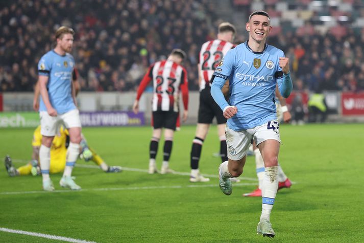 Phil Foden fagnar öðru marka sinna fyrir Manchester City á móti Brentford.