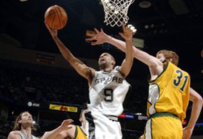 Tony Parker skoraði 27 stig þrátt fyrir flensu, en leikur San Antonio og Seattle var sýndur í beinni útsendingu á NBA TV. Sent var út með sérstökum loftmyndavélum og engir þulir lýstu leiknum, heldur voru hljóðnemar í kring um völlinn látnir skila stemmingunni heim í stofu. Þetta var fyrsta útsendingin af þessu tagi frá íþróttaviðburði og skapaði myndatakan afar sérstaka stemmingu.